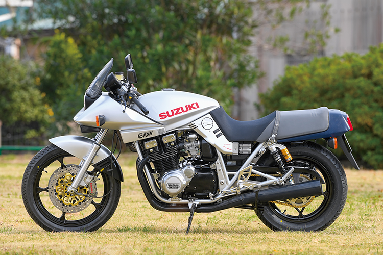 検討させてもらいますGSX1100S   刀　　　純正シート　新品です